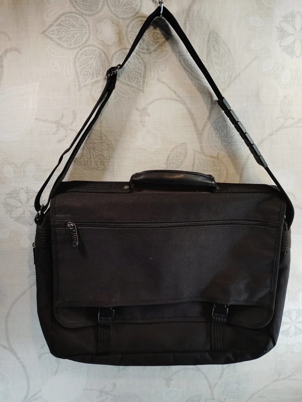 Avenue America Classic Black Messenger Bag - Durable Everyday Briefcase